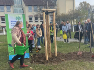 Prof. Dr. Rädlein übergibt den Baum